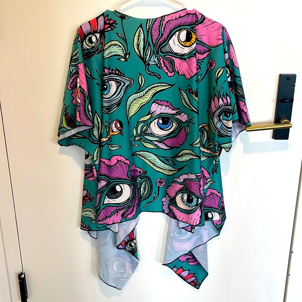 NWOT trippy eye and floral patterned kimono